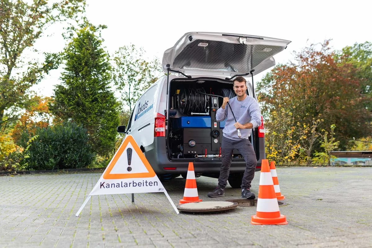 Abgesicherter Kanalschacht vor dem Einsatzfahrzeug